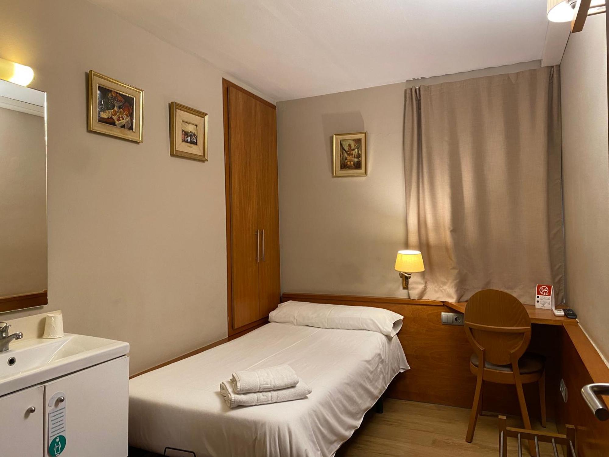 Hostal Galicia Cardedeu Εξωτερικό φωτογραφία